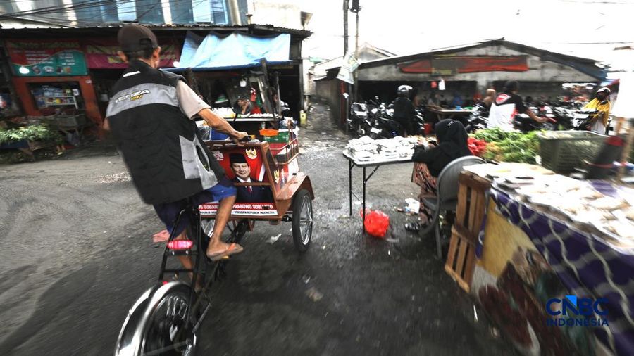 Seorang tukang becak mengantar seorang penumpang menggunakan becak listrik di Pasar Depok Jaya, Jawa Barat, Senin (12/10/2026).
