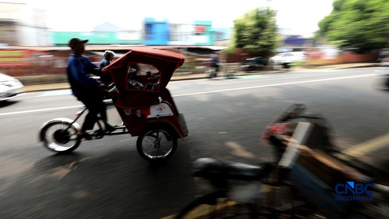 Seorang tukang becak mengantar seorang penumpang menggunakan becak listrik di Pasar Depok Jaya, Jawa Barat, Senin (12/10/2026).