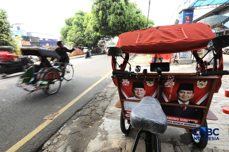 Seorang tukang becak mengantar seorang penumpang menggunakan becak listrik di Pasar Depok Jaya, Jawa Barat, Senin (12/10/2026). (CNBC Indonesia/Tri Susilo)