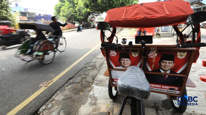 Seorang tukang becak mengantar seorang penumpang menggunakan becak listrik di Pasar Depok Jaya, Jawa Barat, Senin (12/10/2026).