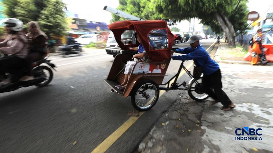 Seorang tukang becak mengantar seorang penumpang menggunakan becak listrik di Pasar Depok Jaya, Jawa Barat, Senin (12/10/2026).