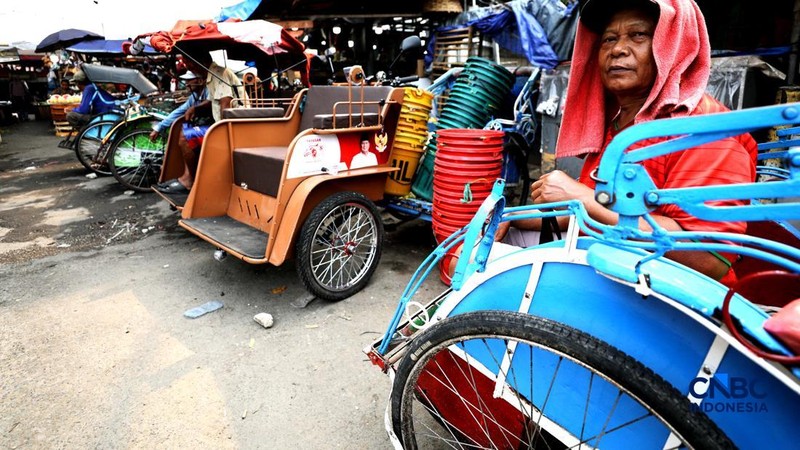 Seorang tukang becak mengantar seorang penumpang menggunakan becak listrik di Pasar Depok Jaya, Jawa Barat, Senin (12/10/2026).
