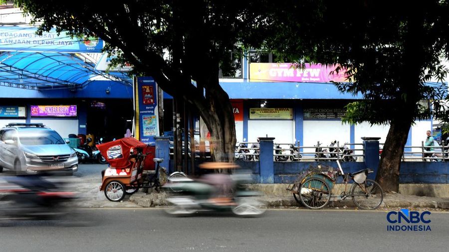 Seorang tukang becak mengantar seorang penumpang menggunakan becak listrik di Pasar Depok Jaya, Jawa Barat, Senin (12/10/2026).
