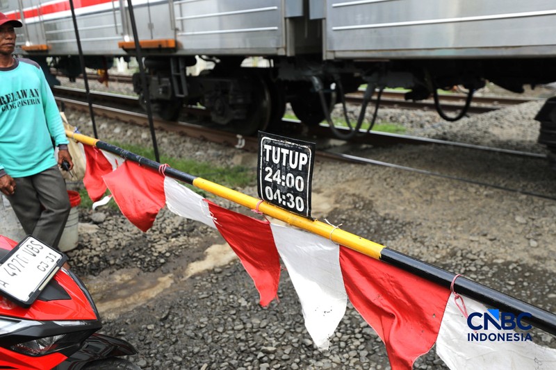 Suasana palang pintu kereta yang dibuat oleh sekelompok warga secara sukarela di Desa Bambu Kuning, Bojonggede, Jawa Barat, Senin (12/10/2026). (CNBC Indonesia/Tri Susilo)