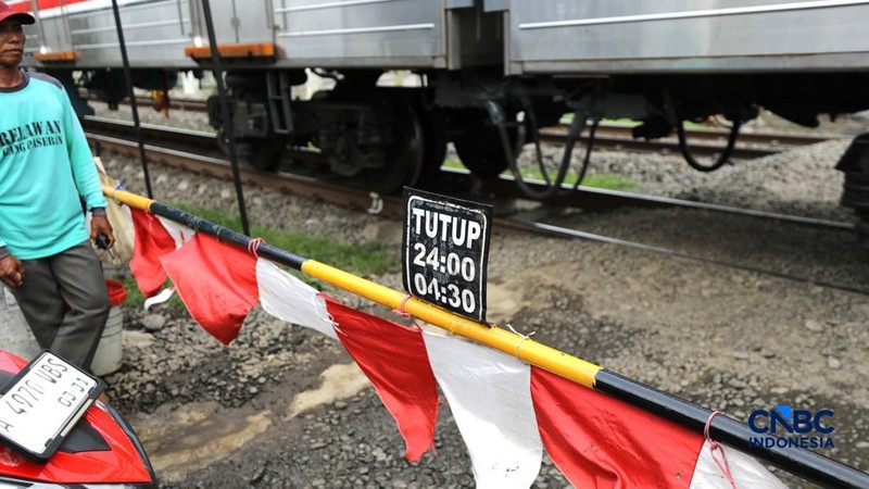 Suasana palang pintu kereta yang dibuat oleh sekelompok warga secara sukarela di Desa Bambu Kuning, Bojonggede, Jawa Barat, Senin (12/10/2026). (CNBC Indonesia/Tri Susilo)