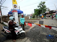 Penampakan Pahlawan Penjaga Rel Siaga Cegat Warga Ngeyel Tarung Nyawa