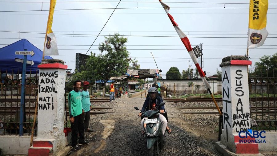Suasana palang pintu kereta yang dibuat oleh sekelompok warga secara sukarela di Desa Bambu Kuning, Bojonggede, Jawa Barat, Senin (12/10/2026). (CNBC Indonesia/Tri Susilo)