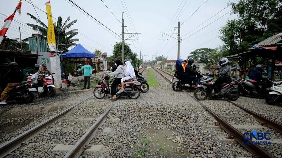 Suasana palang pintu kereta yang dibuat oleh sekelompok warga secara sukarela di Desa Bambu Kuning, Bojonggede, Jawa Barat, Senin (12/10/2026). (CNBC Indonesia/Tri Susilo)