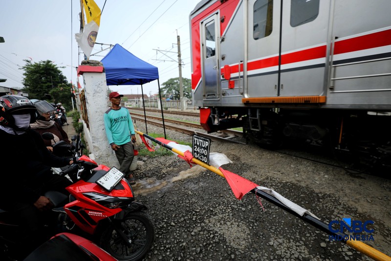 Suasana palang pintu kereta yang dibuat oleh sekelompok warga secara sukarela di Desa Bambu Kuning, Bojonggede, Jawa Barat, Senin (12/10/2026). (CNBC Indonesia/Tri Susilo)