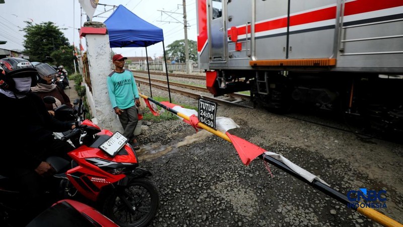 Suasana palang pintu kereta yang dibuat oleh sekelompok warga secara sukarela di Desa Bambu Kuning, Bojonggede, Jawa Barat, Senin (12/10/2026). (CNBC Indonesia/Tri Susilo)
