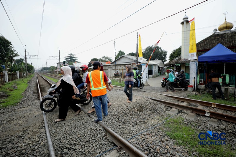 Suasana palang pintu kereta yang dibuat oleh sekelompok warga secara sukarela di Desa Bambu Kuning, Bojonggede, Jawa Barat, Senin (12/10/2026). (CNBC Indonesia/Tri Susilo)