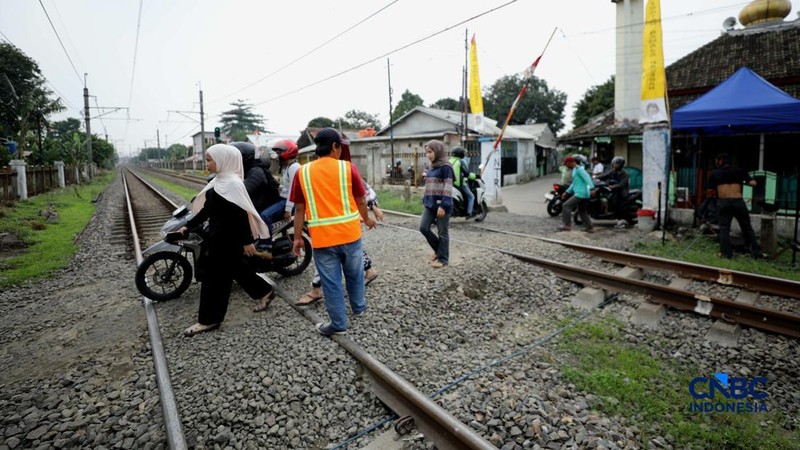 Suasana palang pintu kereta yang dibuat oleh sekelompok warga secara sukarela di Desa Bambu Kuning, Bojonggede, Jawa Barat, Senin (12/10/2026). (CNBC Indonesia/Tri Susilo)