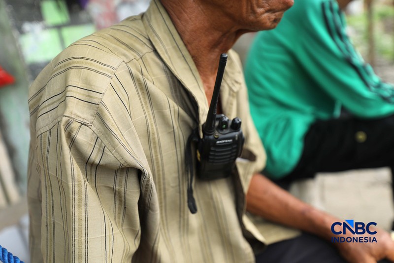 Suasana palang pintu kereta yang dibuat oleh sekelompok warga secara sukarela di Desa Bambu Kuning, Bojonggede, Jawa Barat, Senin (12/10/2026). (CNBC Indonesia/Tri Susilo)