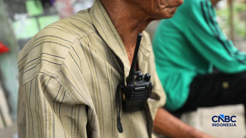 Suasana palang pintu kereta yang dibuat oleh sekelompok warga secara sukarela di Desa Bambu Kuning, Bojonggede, Jawa Barat, Senin (12/10/2026). (CNBC Indonesia/Tri Susilo)