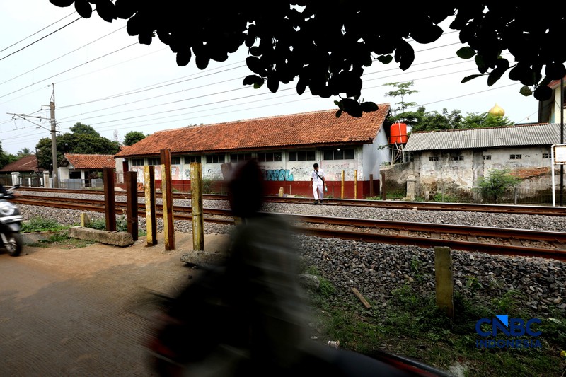 Suasana palang pintu kereta yang dibuat oleh sekelompok warga secara sukarela di Desa Bambu Kuning, Bojonggede, Jawa Barat, Senin (12/10/2026). (CNBC Indonesia/Tri Susilo)