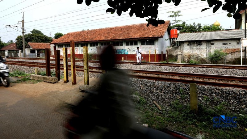 Suasana palang pintu kereta yang dibuat oleh sekelompok warga secara sukarela di Desa Bambu Kuning, Bojonggede, Jawa Barat, Senin (12/10/2026). (CNBC Indonesia/Tri Susilo)