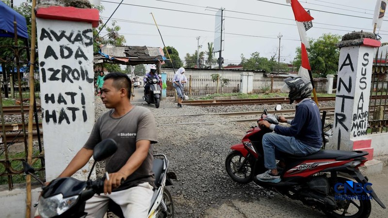 Suasana palang pintu kereta yang dibuat oleh sekelompok warga secara sukarela di Desa Bambu Kuning, Bojonggede, Jawa Barat, Senin (12/10/2026). (CNBC Indonesia/Tri Susilo)