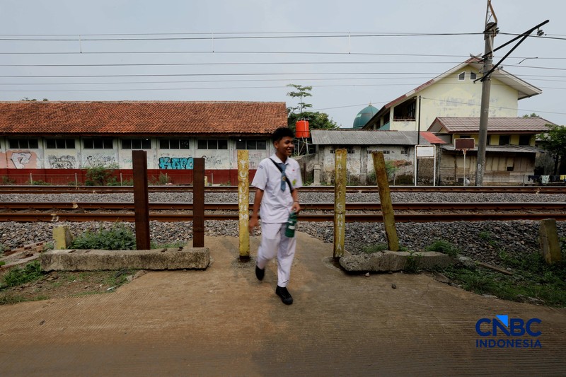 Suasana palang pintu kereta yang dibuat oleh sekelompok warga secara sukarela di Desa Bambu Kuning, Bojonggede, Jawa Barat, Senin (12/10/2026). (CNBC Indonesia/Tri Susilo)