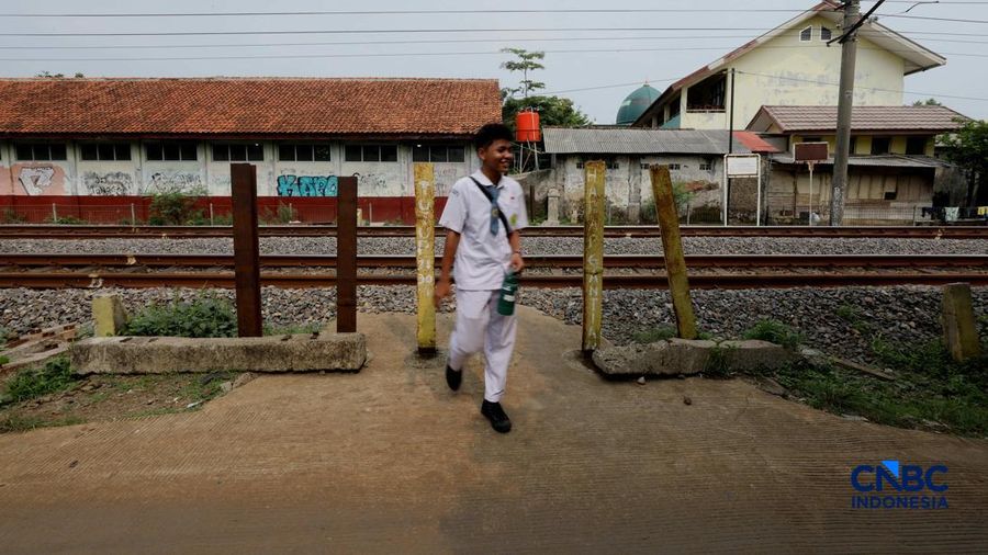 Suasana palang pintu kereta yang dibuat oleh sekelompok warga secara sukarela di Desa Bambu Kuning, Bojonggede, Jawa Barat, Senin (12/10/2026). (CNBC Indonesia/Tri Susilo)