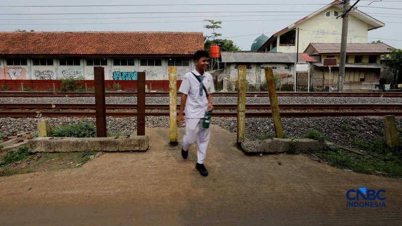 Suasana palang pintu kereta yang dibuat oleh sekelompok warga secara sukarela di Desa Bambu Kuning, Bojonggede, Jawa Barat, Senin (12/10/2026). (CNBC Indonesia/Tri Susilo)
