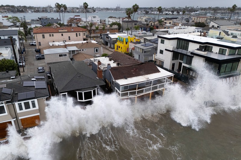 Sebuah tayangan drone memperlihatkan ombak laut akibat Siklon Pasca-Tropis Rachel saat menghantam garis pantai di Oceanside, California, AS, pada 11 Oktober 2026. (REUTERS/Mike Blake)