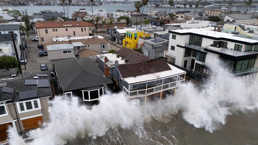Tampilan dari drone memperlihatkan ombak yang ditimbulkan oleh Siklon Pasca-Tropis Rachel saat menghantam rumah-rumah di sepanjang garis pantai di Long Beach, California, AS, pada 11 Oktober 2026.