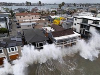Tampilan dari drone memperlihatkan ombak yang ditimbulkan oleh Siklon Pasca-Tropis Rachel saat menghantam rumah-rumah di sepanjang garis pantai di Long Beach, California, AS, pada 11 Oktober 2026. (REUTERS/Daniel Cole)