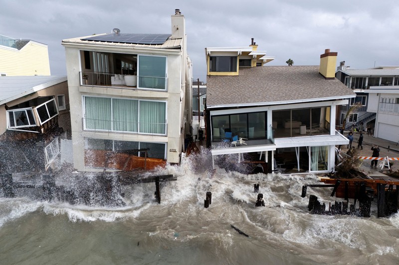 Sebuah tayangan drone memperlihatkan ombak laut akibat Siklon Pasca-Tropis Rachel saat menghantam garis pantai di Oceanside, California, AS, pada 11 Oktober 2026. (REUTERS/Mike Blake)