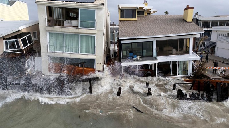 Tampilan dari drone memperlihatkan ombak yang ditimbulkan oleh Siklon Pasca-Tropis Rachel saat menghantam rumah-rumah di sepanjang garis pantai di Long Beach, California, AS, pada 11 Oktober 2026.