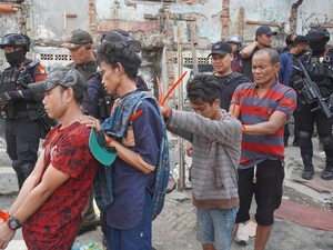 Polri-BNN Tangkap 4 Orang di Kampung Boncos: 15 Bong hingga Sajam Disita