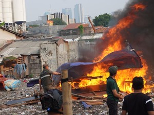 Polri-BNN Kembali Gerebek Kampung Boncos, Lapak Narkoba Dibakar