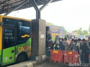 Antrean Penumpang Mengular saat Trans Jatim Gratis