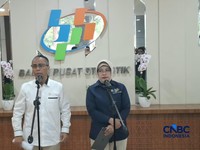 Wakil Menteri Koordinator Bidang Perekonomian (Wamenko Perekonomian), Dradjad Hari Wibowo dan Kepala BPS, Amalia A. Widyasanti saat ditemui di kantor BPS, Jakarta, Senin (12/10/2026). (CNBC Indonesia/Chandra Dwi Pranata)