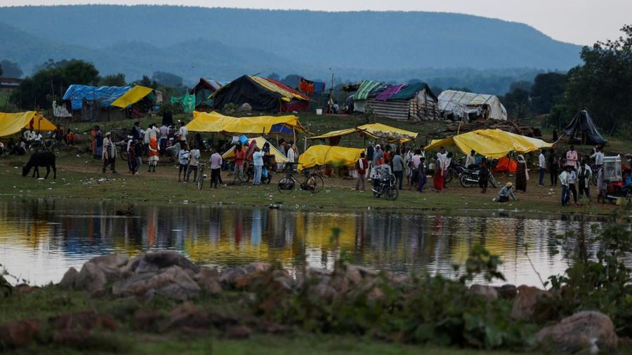 Warga dari keluarga yang terdampak Proyek Penghubung Sungai Ken-Betwa berkumpul di dekat gubuk sementara mereka di tepi Sungai Ken, dekat Bendungan Majhgawan di Ajaygarh, Madhya Pradesh, India, pada 19 September 2026.