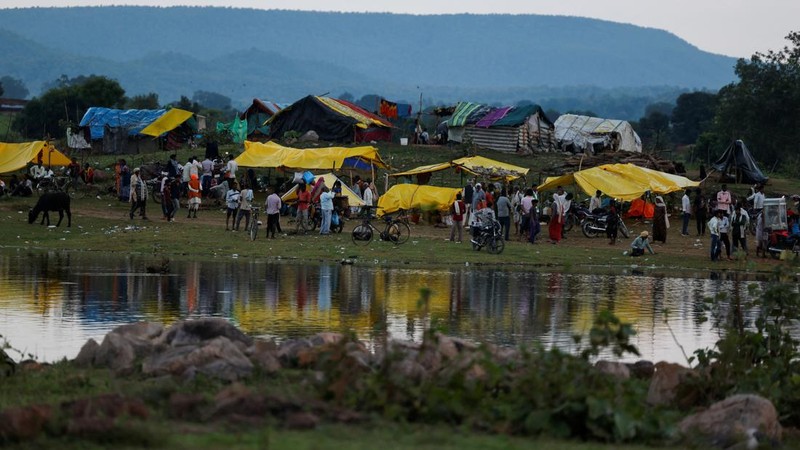 Warga dari keluarga yang terdampak Proyek Penghubung Sungai Ken-Betwa berkumpul di dekat gubuk sementara mereka di tepi Sungai Ken, dekat Bendungan Majhgawan di Ajaygarh, Madhya Pradesh, India, pada 19 September 2026.