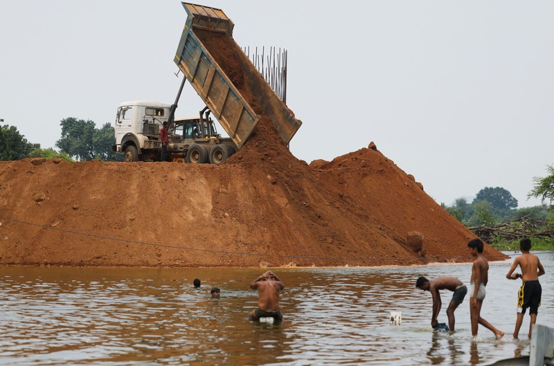 Amit Bhatnagar, pemimpin Jai Kisan Sangathan, memimpin aksi protes di mana para pengunjuk rasa meneriakkan tuntutan ganti rugi dan rehabilitasi yang layak bagi keluarga-keluarga yang terdampak oleh Proyek Penghubung Sungai Ken-Betwa, di dekat Bendungan Majhgawan di Sungai Ken, Ajaygarh, Madhya Pradesh, India, pada 19 September 2026. (REUTERS/Amit Dave)