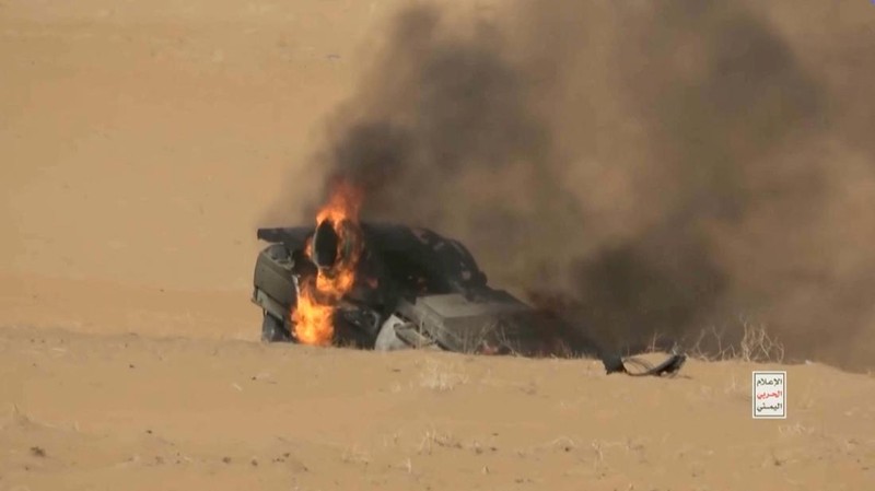 Api berkobar pada sebuah kendaraan di lokasi yang disebut sebagai Kegubernuran Marib, Yaman, setelah peristiwa yang menurut media militer Houthi merupakan serangan terhadap kendaraan lapis baja pasukan pemerintah; gambar ini diambil dari cuplikan video yang dirilis pada 12 Oktober 2026.