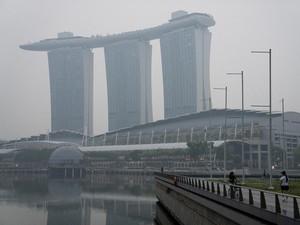 Kabut Asap Kebakaran Hutan RI Mulai Ganggu Bisnis Wisata Singapura dan Malaysia
