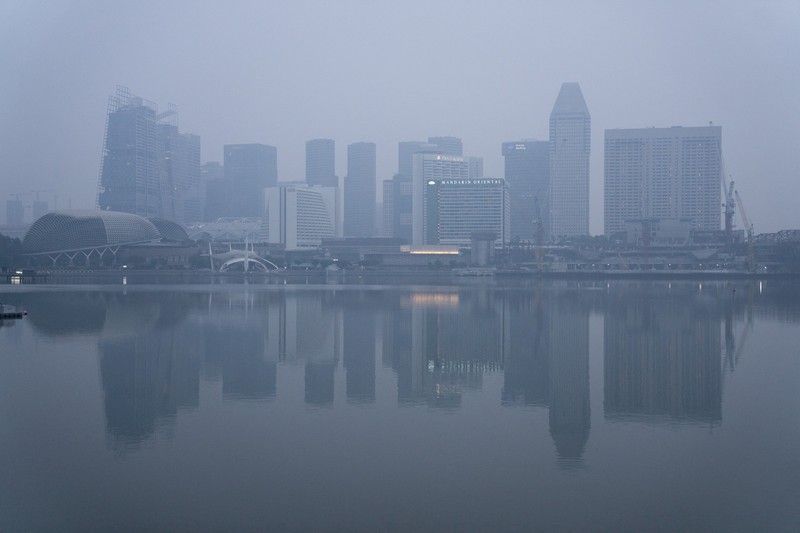 Warga Singapura tetap beraktivitas di luar ruangan pada Selasa (13/10/2026), meskipun kualitas udara di negara kota tersebut berada pada tingkat tidak sehat akibat kebakaran hutan dan lahan (karhutla) di Indonesia. (Tangkapan Layar Video Reuters/)