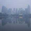 Bangunan-bangunan yang diselimuti kabut asap akibat kebakaran hutan di negara tetangga, Indonesia, di Singapura, 13 Oktober 2026. (REUTERS/Kokkai Ng)