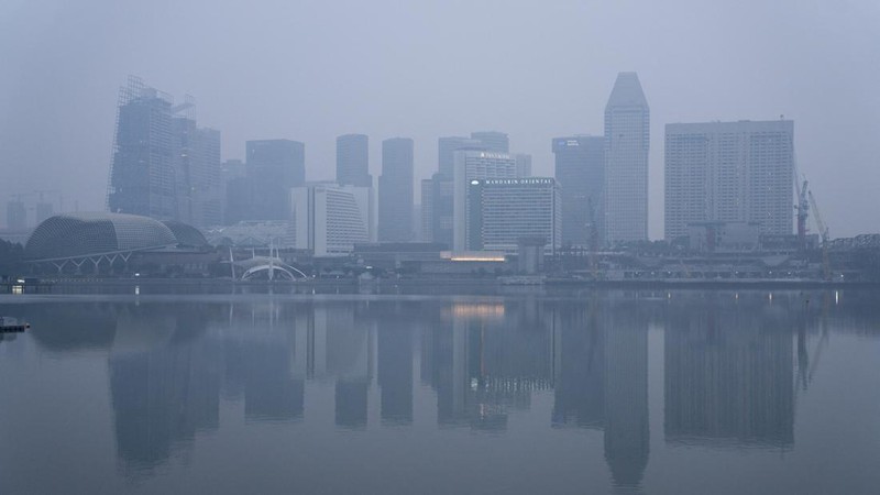 Bangunan-bangunan yang diselimuti kabut asap akibat kebakaran hutan di negara tetangga, Indonesia, di Singapura, 13 Oktober 2026.