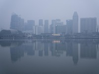 Bangunan-bangunan yang diselimuti kabut asap akibat kebakaran hutan di negara tetangga, Indonesia, di Singapura, 13 Oktober 2026. (REUTERS/Kokkai Ng)