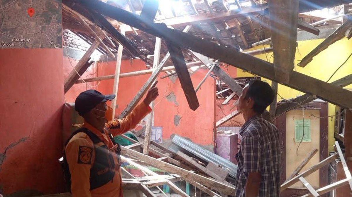 Sekeluarga di Bogor Mengungsi Imbas Rumahnya Rusak Diterjang Angin Kencang — NadiKabar.com