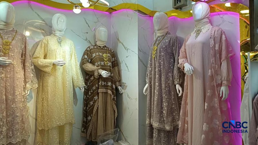 Gamis model "Lepas Landas" lagi heboh juga di Pasar Tanah Abang. (CNBC Indonesia/Martyasari Rikzy)