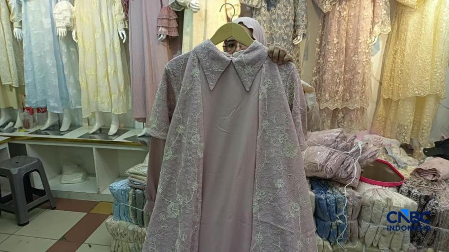 Gamis model "Lepas Landas" lagi heboh juga di Pasar Tanah Abang. (CNBC Indonesia/Martyasari Rikzy)