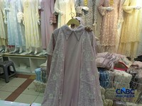Gamis model "Lepas Landas" lagi heboh juga di Pasar Tanah Abang. (CNBC Indonesia/Martyasari Rikzy)