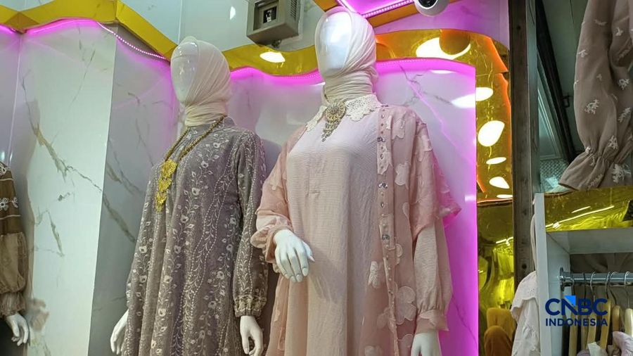 Gamis model "Lepas Landas" lagi heboh juga di Pasar Tanah Abang. (CNBC Indonesia/Martyasari Rikzy)