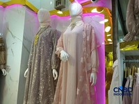 Gamis model "Lepas Landas" lagi heboh juga di Pasar Tanah Abang. (CNBC Indonesia/Martyasari Rikzy)