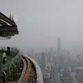 Gedung-gedung komersial terlihat diselimuti kabut di Kuala Lumpur, Malaysia, Selasa (13/10/2026). (Mohd Rasfan / AFP)
