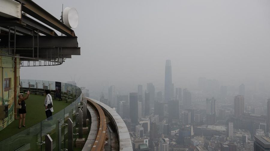 Gedung-gedung komersial terlihat diselimuti kabut di Kuala Lumpur, Malaysia, Selasa (13/10/2026). (Mohd Rasfan / AFP)